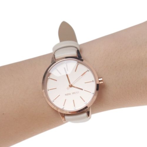 Reloj Nine West análogo cuero beige para mujer